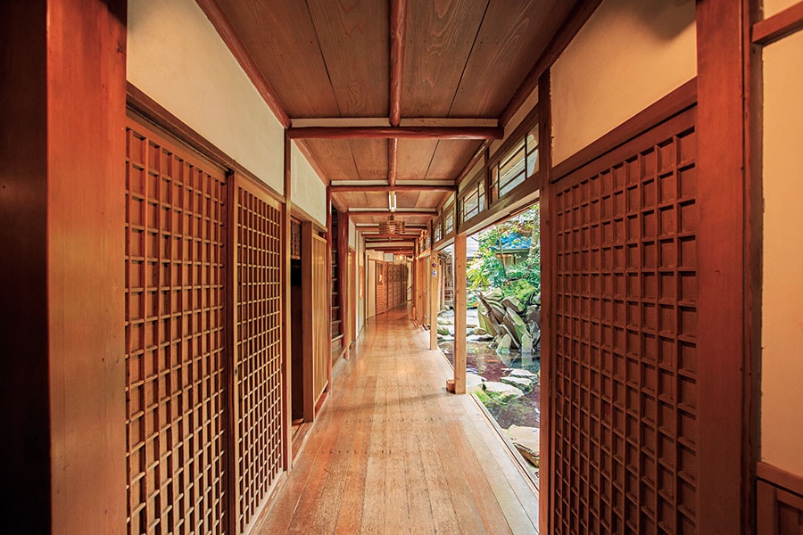 木造建築の美しさを実感する廊下。