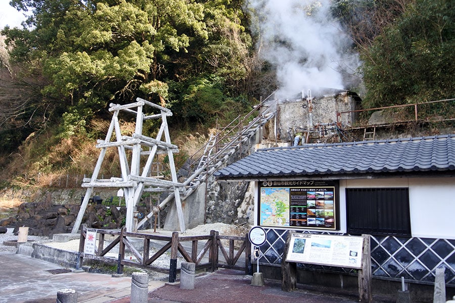 小浜温泉では源泉が27カ所を数えます。一本裏路地に入ると、ノスタルジックな風景が。