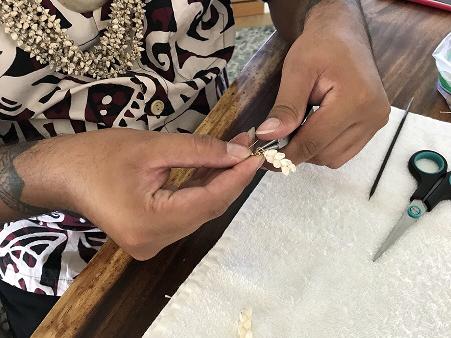 貝殻を繋ぎ終わると、先生が糸の始末をしてピアスのパーツを付けてくれる。