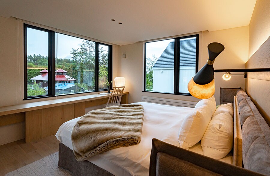 ベッドルームからは雄大な眺めが望める。©秋田大輔