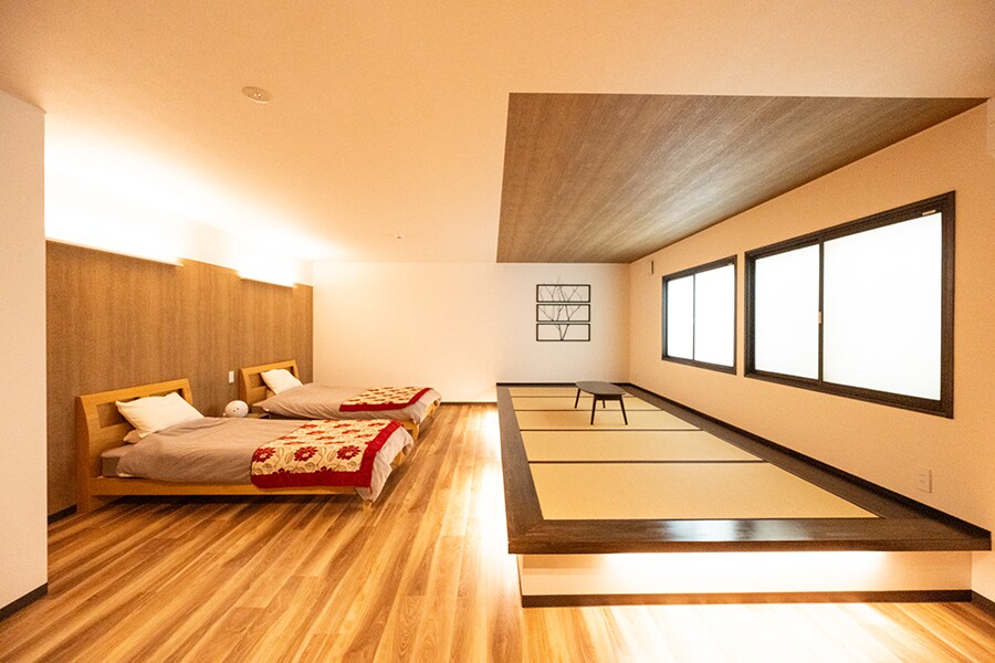 広々とした和モダンな部屋には、最高5名まで宿泊可能。