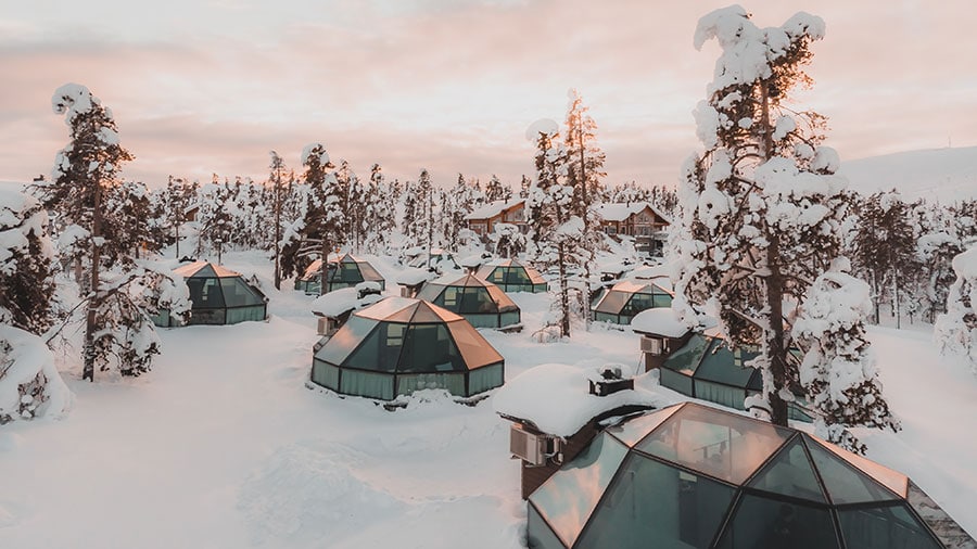 極地の冬の美しさを間近に感じられる27棟のイグルーのほか、ゴージャスなヴィラもある。