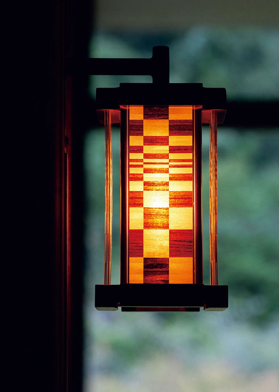 ロビーラウンジのライトは寄木細工の「ずく」を使用したもの。