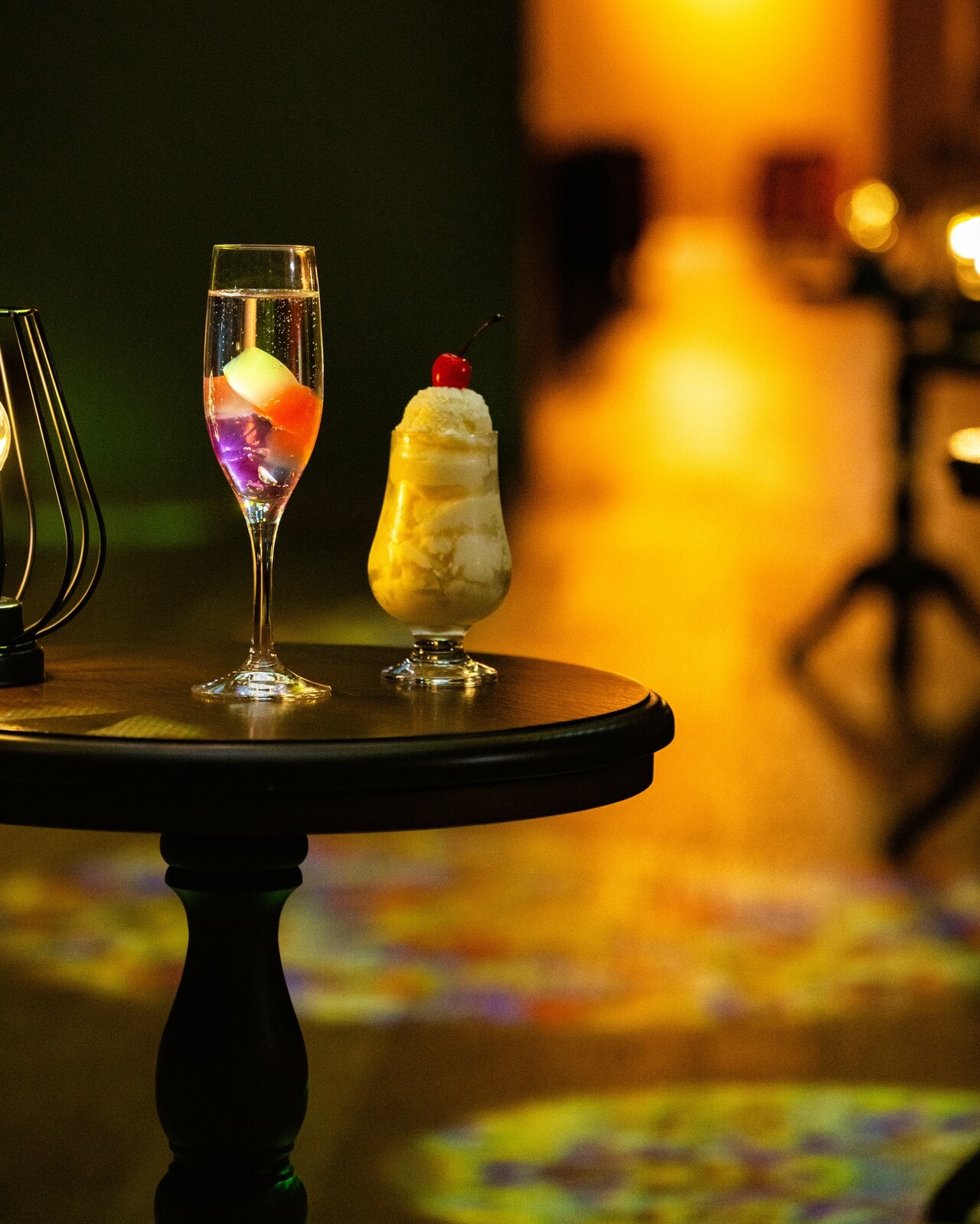 世界遺産・大浦天主堂の修復に使われたガラス端材を活用した万華鏡の光が彩る「和華蘭ラウンジ」。オリジナルの「ステンドグラスカクテル」「ミルクセーキ」を片手に心静かなひとときを。