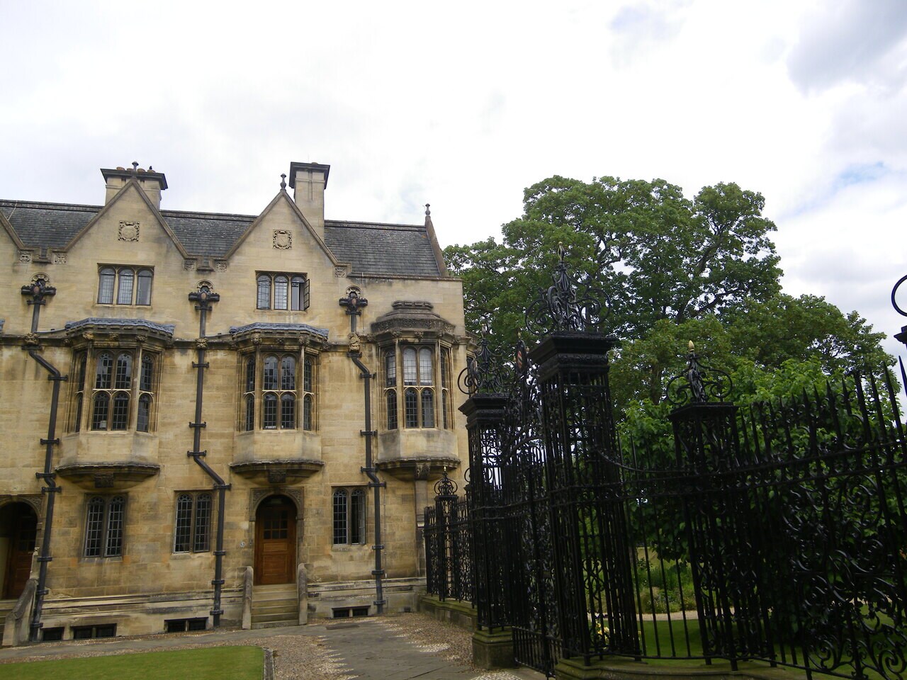 オックスフォード大学マートン・カレッジの構内 浩宮の部屋は、３階の右端（筆者撮影）