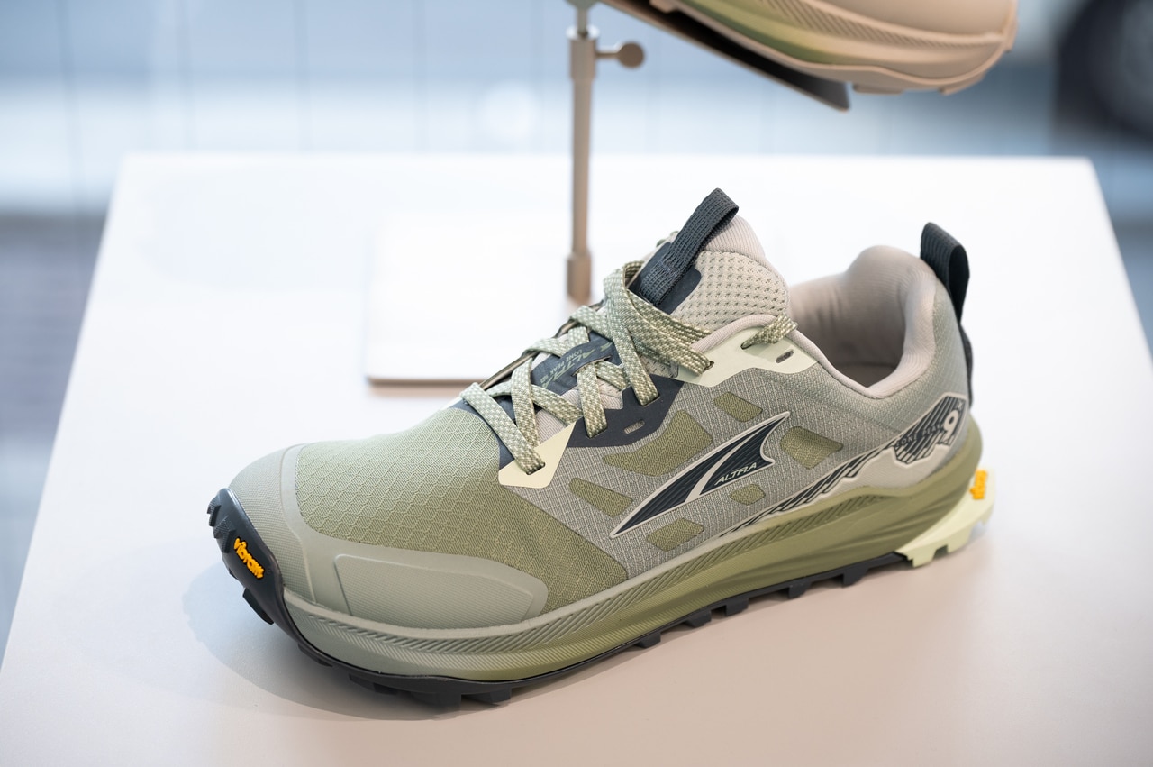 屈指の人気を誇る「ローンピーク9＋」（23,650円）。GORE-TEX搭載モデル（27,500円）も発売。