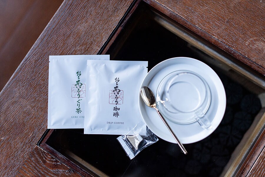 お茶とドリップコーヒーが用意されている。茶葉の形がぐりっと丸いことから、伊豆地方ではぐり茶と呼ばれている。