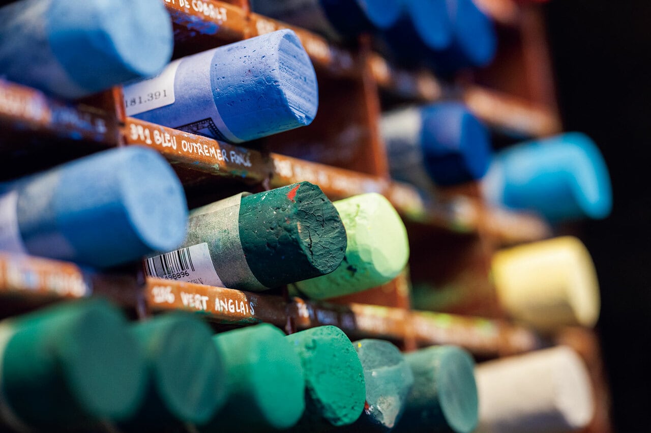 人気のオイルパステル72色セット231.11€は、各色5段階の階調。繊細な光を描き出す。