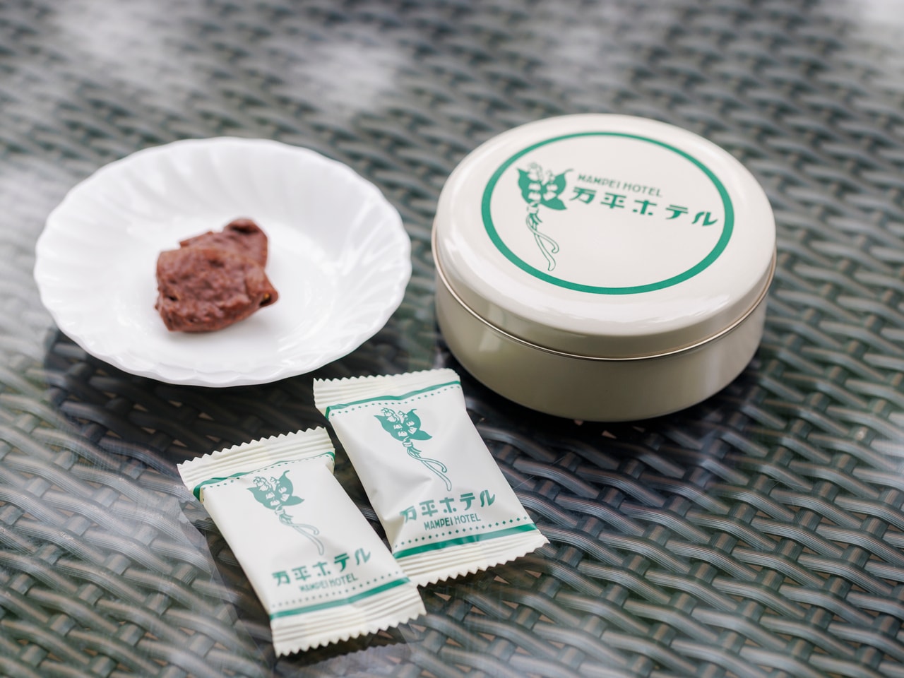 いちじくチョコレート2,200円。すずらん柄の缶入りで贈りものにもぴったり。