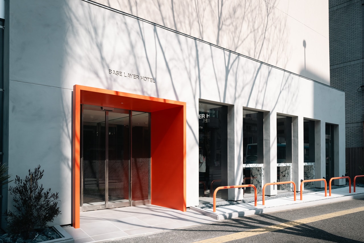 日赤通りに面した「ベースレイヤーホテル フクオカ」のファサード。