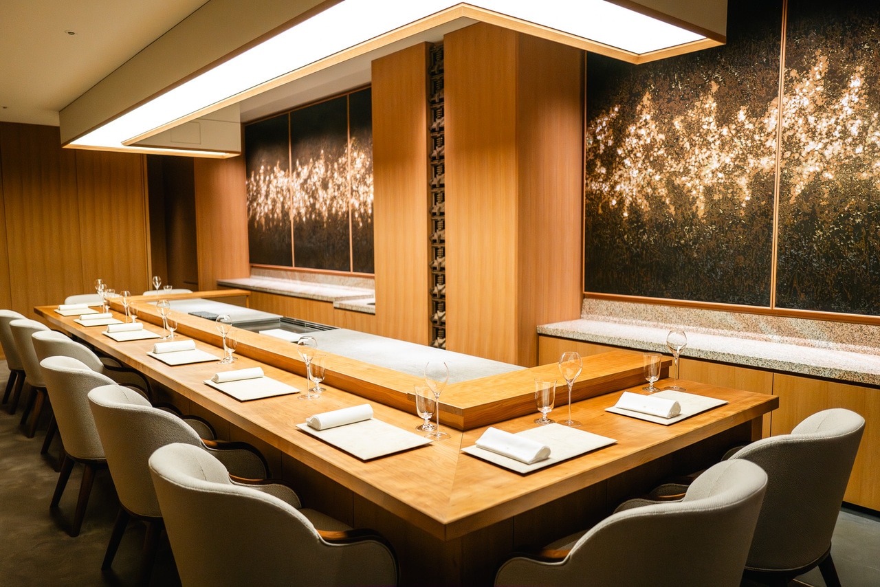 フランス料理「練」。壁は左官職人の久住誠によるアート作品で彩られている。