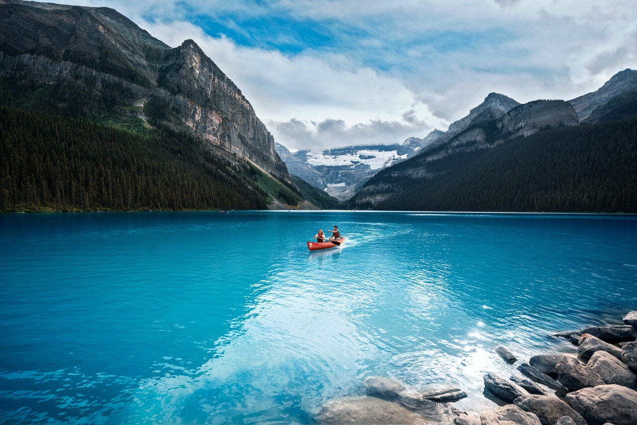 鮮やかな色に輝く「レイク・ルイーズ」。©Travel Alberta roth + ramberg