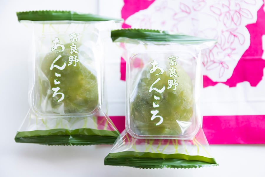 「カンパーナ六花亭」限定の「富良野あんころ」は青えんどうの素朴な味。160円。