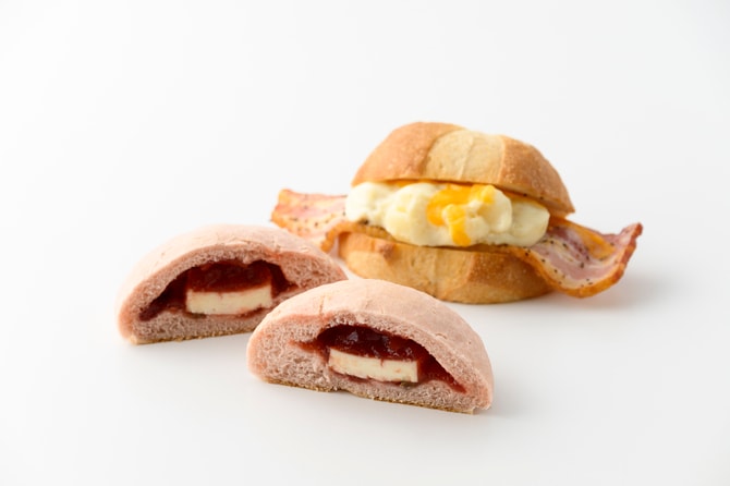 左から:とちおとめクリームチーズ 380円、厚切りベーコンとポテトサンド 460円。