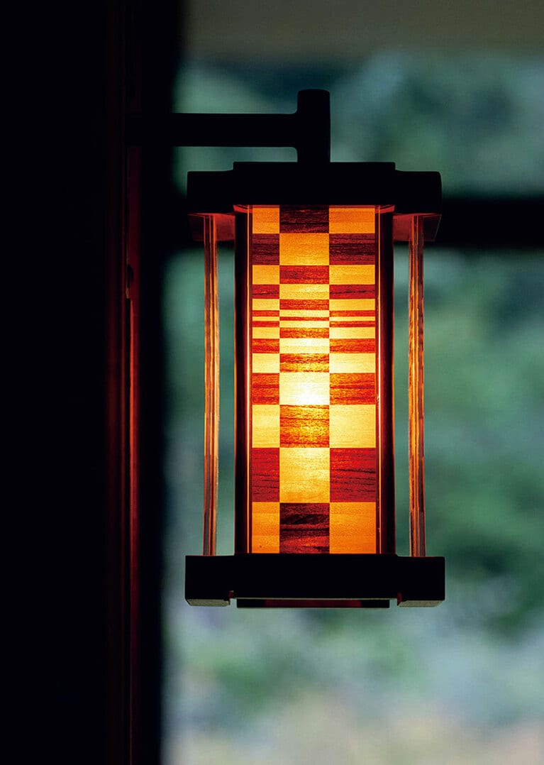 ロビーラウンジのライトは寄木細工の「ずく」を使用したもの。