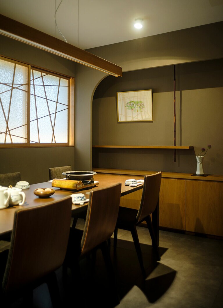 しっとりと落ち着きのある個室。すき焼きは仲居さんが丁寧に作ってくれる。