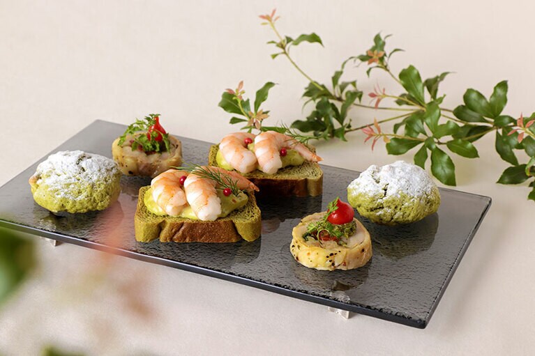 下段はセイボリープレート。「ハーブチキンロール」「小エビとアボカドの抹茶のブルスケッタ」「抹茶と小豆とホワイトチョコのスコーン」の3品。