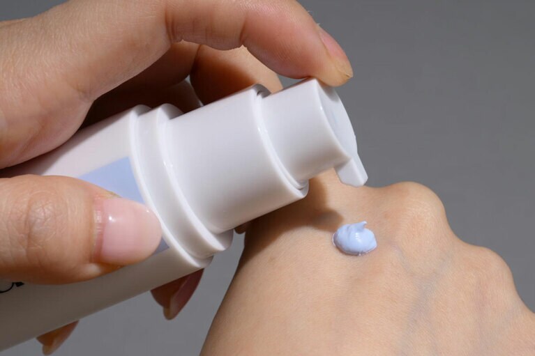 こっくりとした、少し硬めのテクスチャー。適量は1プッシュ。