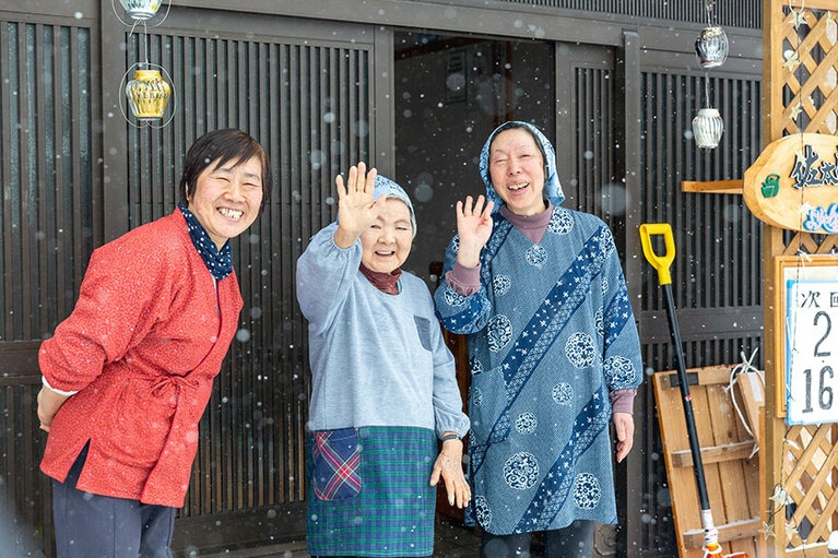 地元のお母さんたちとの対話も楽しい。©安彦幸枝