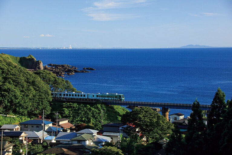 環境に優しいハイブリッドシステムの車両「橅」。