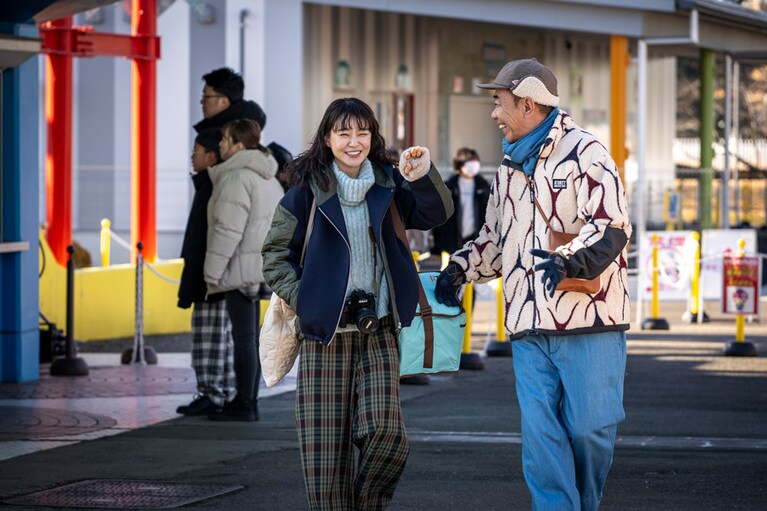 会話のテンポが自然すぎて、本当の親子のようなふたり。『春になったら』より。