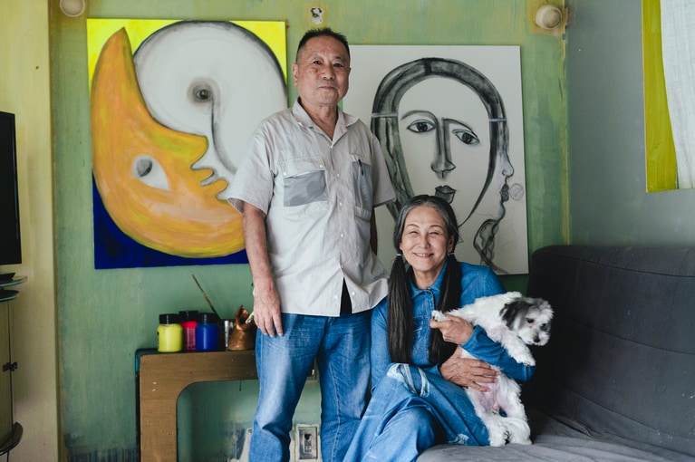 右から浅野順子さんと、聞き手の近田春夫さん。壁にかかる絵画は順子さん自身の作品。二人が知り合ったのは十数年前。順子さんの親友がオーナーを務める「サリーズ・バー」がホテルで開いたパーティーのチークタイムで一緒に踊ったのが最初の出会い。