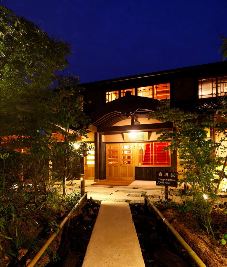 湯宿 草菴［島根／出雲 湯の川温泉］「紫雲閣」外観。