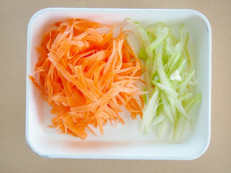 (2) セロリは人参とサイズを揃えるように、斜め薄切りにします。