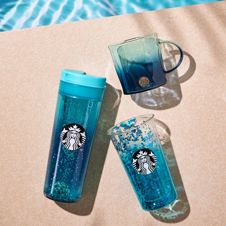 大胆なグラデーションやきらめくラメが印象的なタンブラーやグラスなど。写真提供：スターバックス