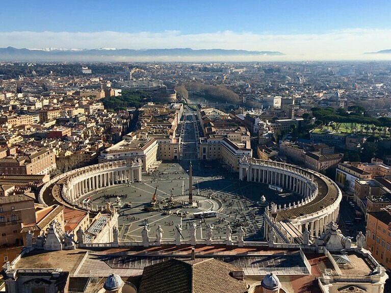 サン・ピエトロ大聖堂のクーポラから。フランシスコ教皇の部屋の窓から説教が行われる日曜には広場が聴衆で一杯に。