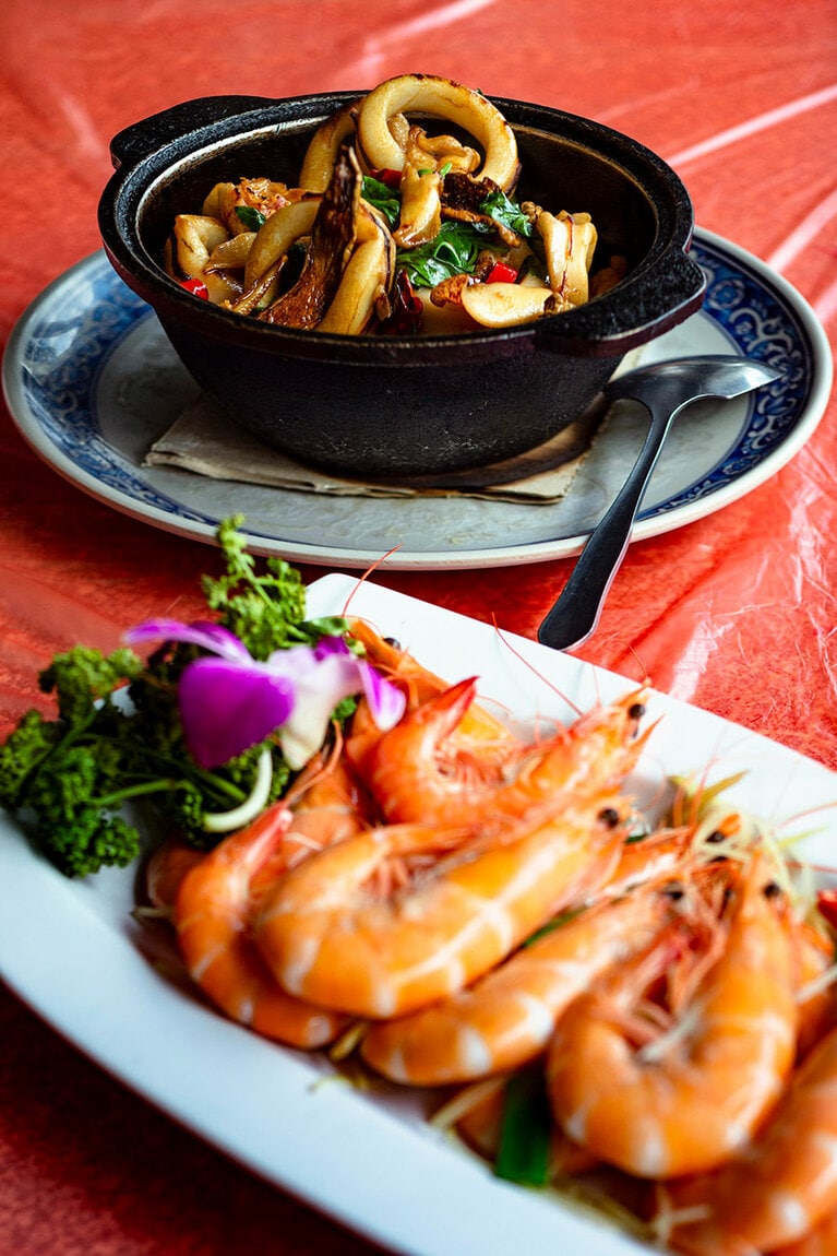 甘くてプリプリな茹で車エビ「白濁草蝦」400元、イカと台湾バジルを炒めた「三杯透抽」450元はごま油＆醬油風味でごはんが進む。阿本活海產にて。