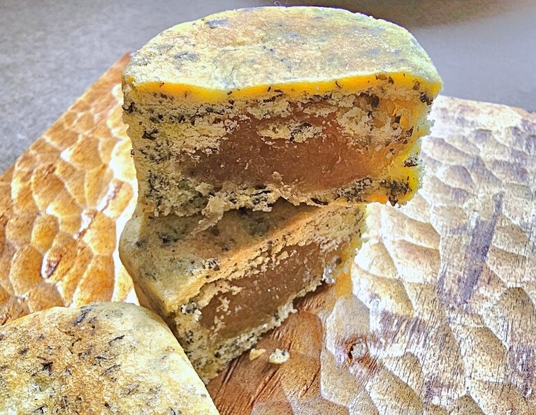 生地に入っている黒いプチプチのようなものが青草です。