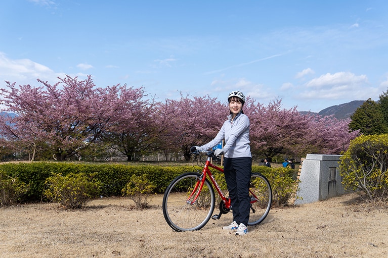 休日に車で近くの山へ出かけてサイクリング。旅行気分も味わえるし、健康にも繋がります。