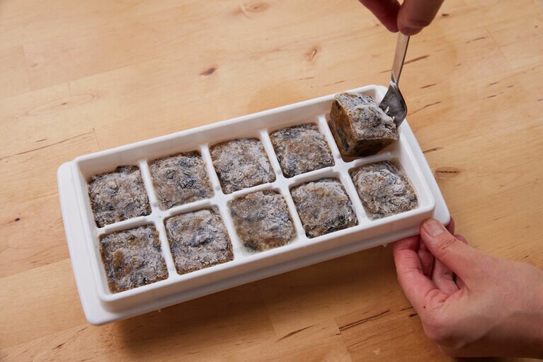 ※フォークで取り出しづらいときは、ナイフを使ってもいいですが、製氷皿を傷つけたり、手をケガしたりする危険性があるので十分に注意してください。