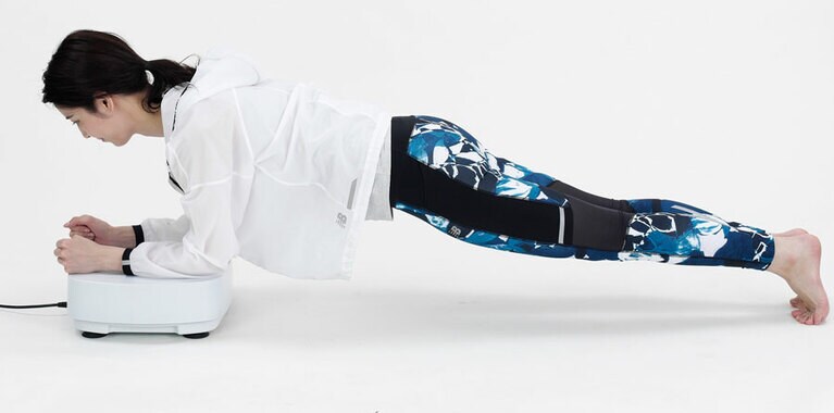 両腕で肘をついて本体に乗れば、肩、腕、胸部、体幹などに効果ありです。刺激したい箇所にアプローチしてくれる、必見アイテムです。