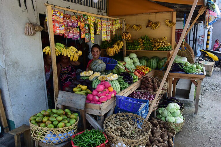 町のフルーツスタンドの美人おかみ。さすがフィリピン、どのフルーツも美味です！