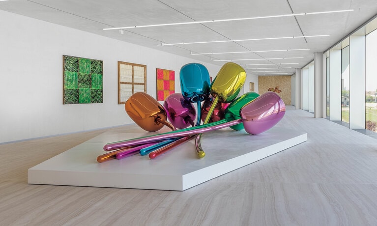 ジェフ・クーンズの作品《チューリップ》©Delfino Sisto Legnani e Marco Cappellett ©Courtesy Fondazione Prada