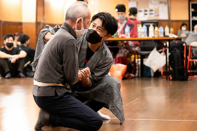 奈良橋徳治＝石橋正次さん(左)、堀部安兵衛役の桃沢とき夫＝下川真矢さん。