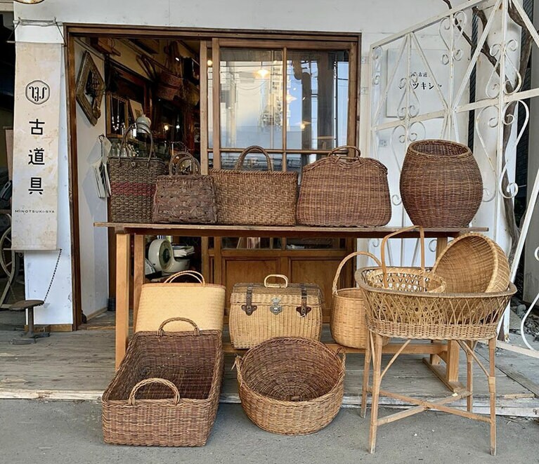 店には年季の入った籠や棚、レトロ食器などが並ぶ。