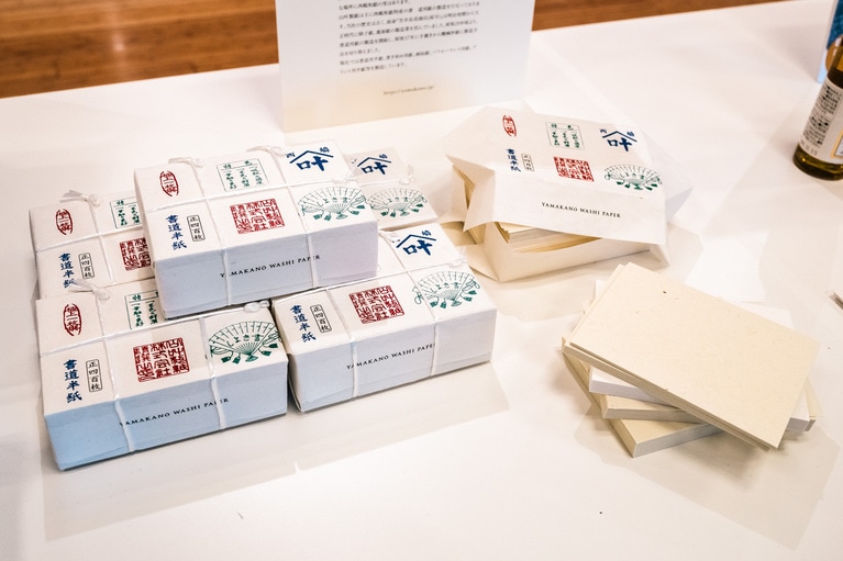 「西嶋和紙 ミニチュア半紙一〆」事業者／山叶製紙（代表取締役 遠藤綾子）、デザイナー／WACCA JAPAN 森崎真弓