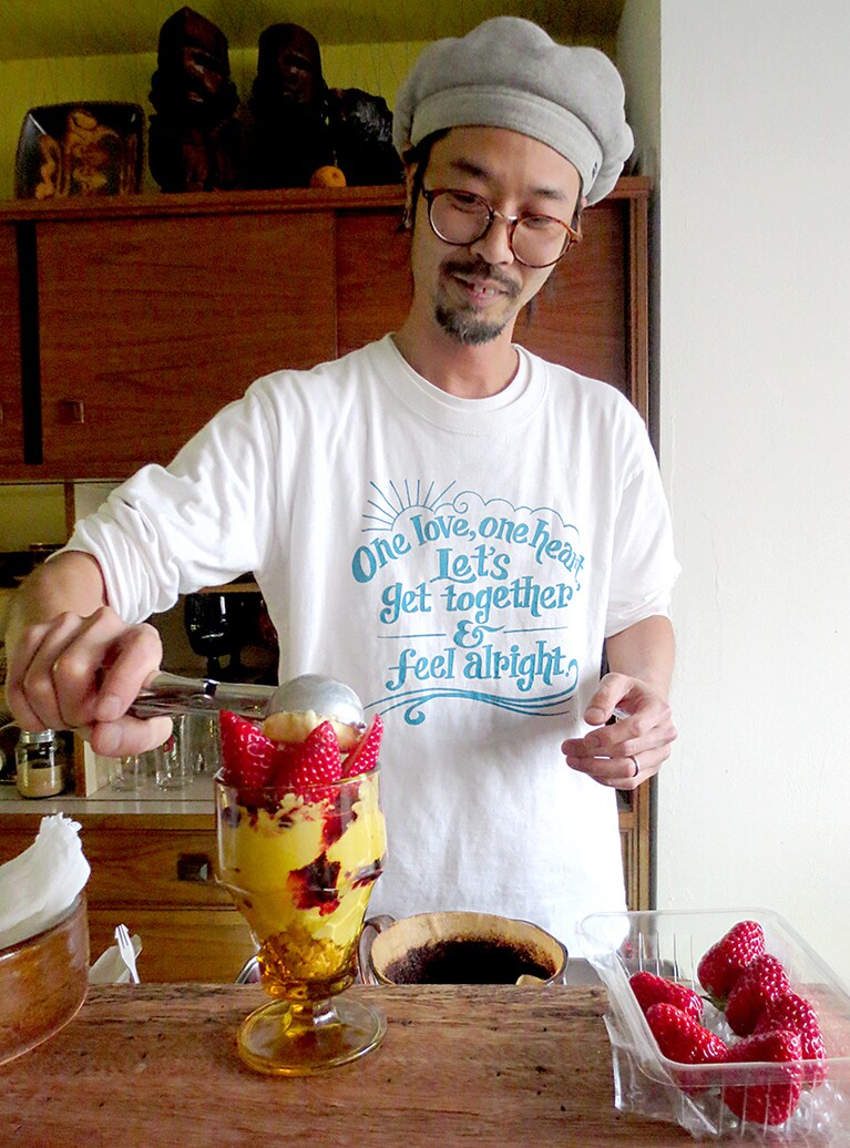 パフェを作る赤松さん。