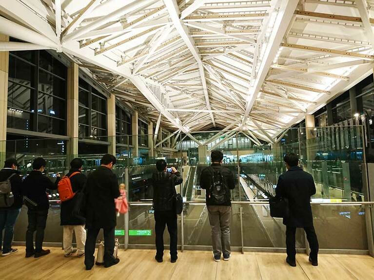 2階からホームを狙うのがベスト。