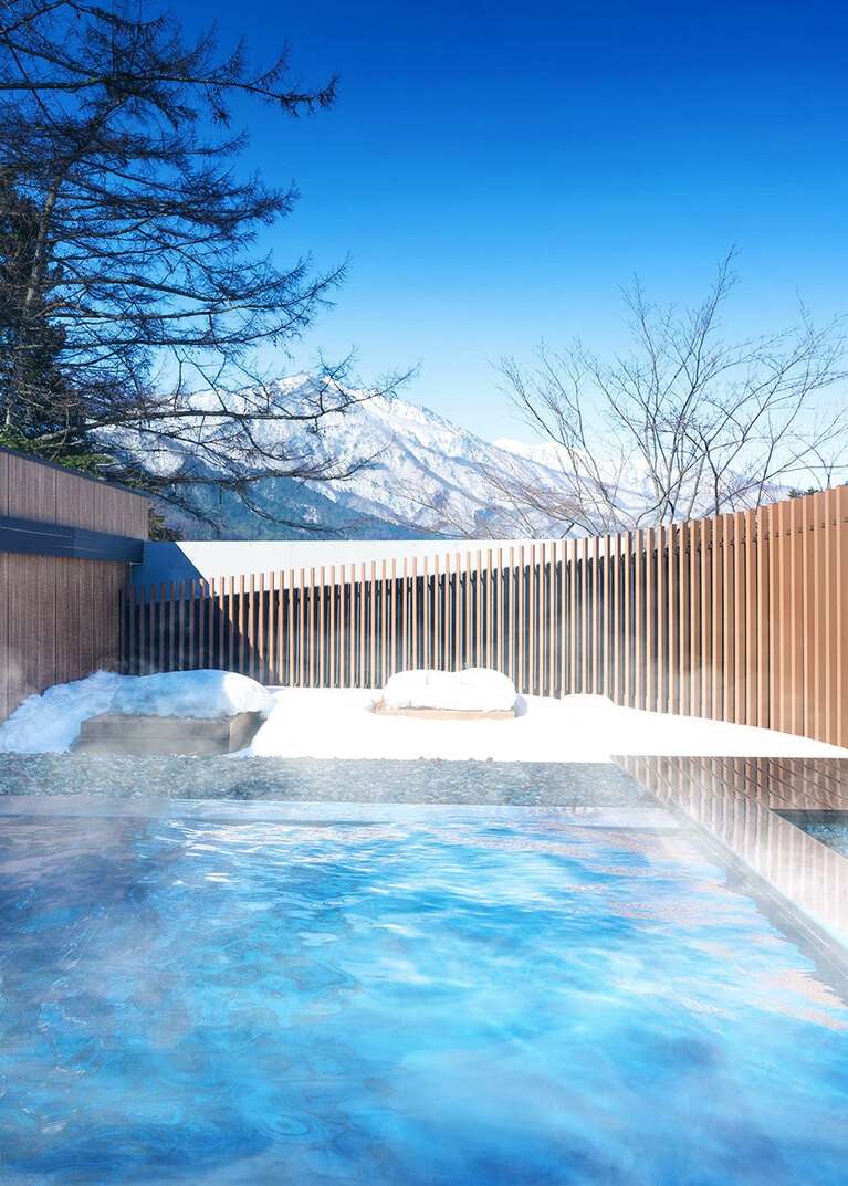 左：界 アルプスの冬の名物料理「雪鍋」。
右：積雪シーズンには、雪見風呂を楽しめます。