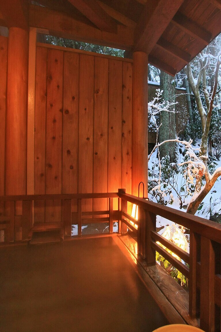 左：新鮮な海の幸や霜降り和牛、さらに身体に優しい “静養ごはんコース” など、お料理も多彩。
右：貸切露天風呂「竹ばやしの湯」で、天然ラジウム温泉の効能をじっくり堪能。