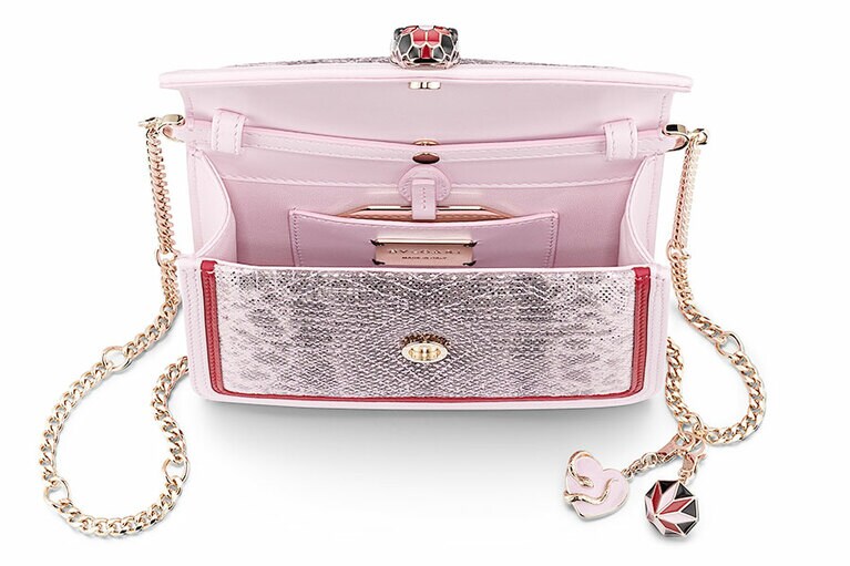 サイズはW17×H11×D5cm 。