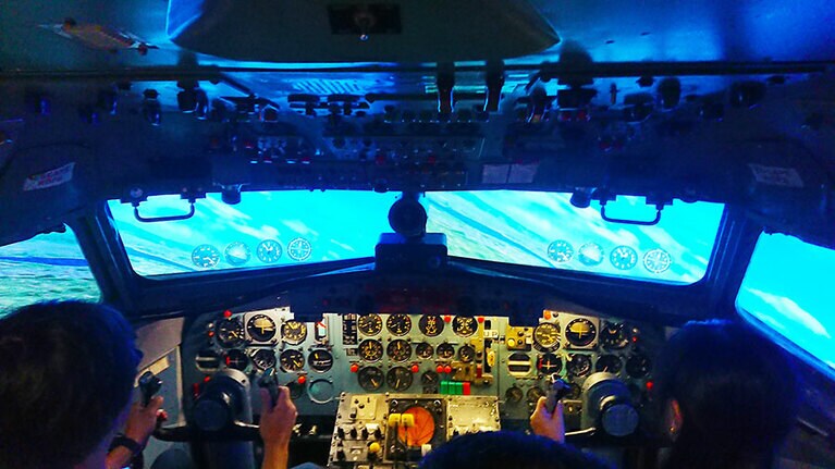 ［石川県立航空プラザ］この日は、航空自衛隊の元パイロットである館長さんのアドバイスを受けながらフライト体験。小松空港を離陸して、市街上空を旋回。そして着陸までを自分で行います。1回500円。