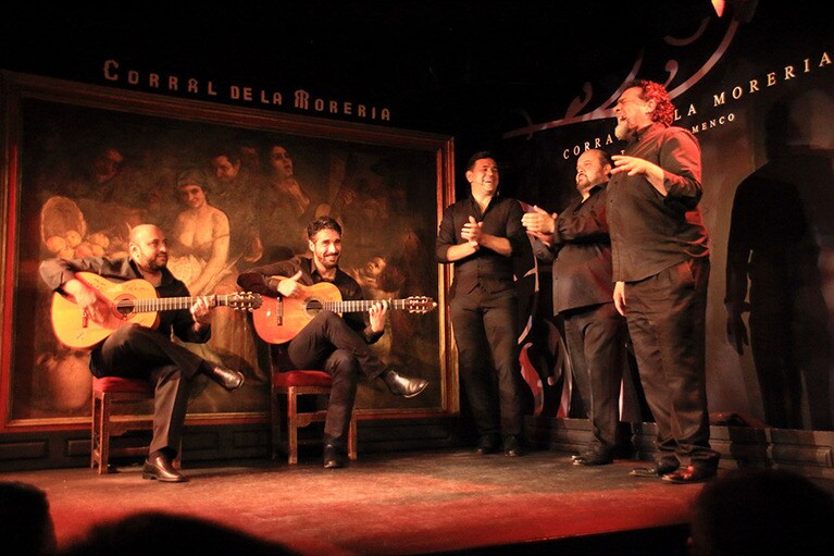 ショーが始まった！　ギターと男性の歌。これもかなりの迫力！