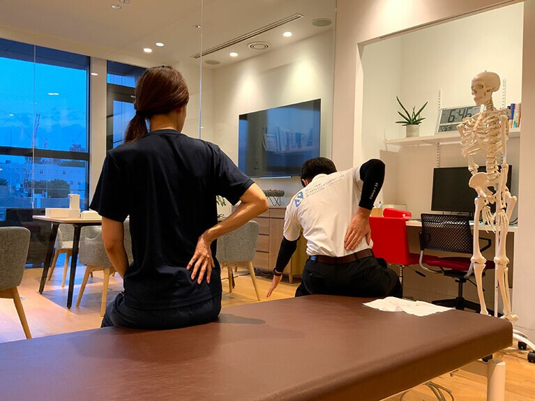 痛みを解消するためのエクササイズを教わりました。