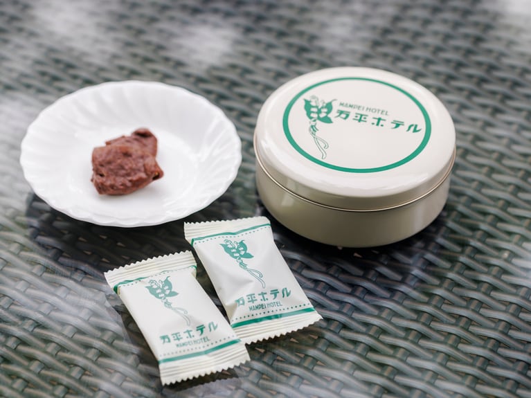 いちじくチョコレート2,200円。すずらん柄の缶入りで贈りものにもぴったり。