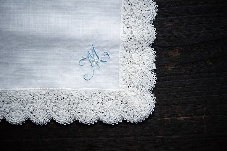 イニシャル入りハンカチ(写真は小鳥レース H38×W38cm) 3,500円(写真のフォントの場合)／CLASSICS the Small Luxur